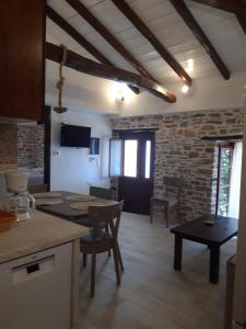 Una cocina y una sala de estar con mesa y sillas. en Studios Aspasia, en Lavkos 26 fotos más
