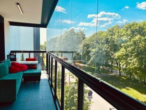 Balkón alebo terasa v ubytovaní Uroczy apartament 2 osobne pokoje Marina Royal Palace