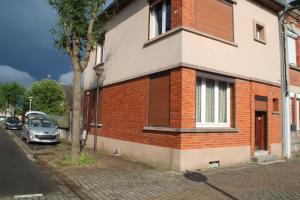 un edificio con un'auto parcheggiata accanto di SALAMANDRES a Tergnier Altre 4 foto