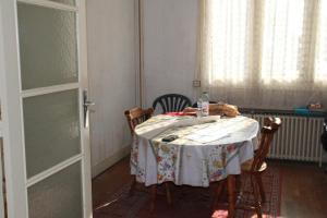 una camera con tavolo, sedie e finestra di SALAMANDRES a Tergnier