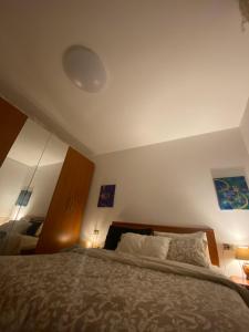 Posteľ alebo postele v izbe v ubytovaní Dolce Alba: 2 BR apartment 8min walk from the beach