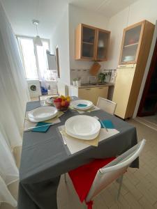 Kuchyňa alebo kuchynka v ubytovaní Dolce Alba: 2 BR apartment 8min walk from the beach
