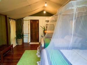 Postel nebo postele na pokoji v ubytování Camp Leopard - Yala Safari Glamping