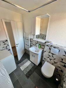 Koupelna v ubytování Ejna2 + 30 fotografií