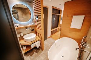 Koupelna v ubytování Hotel Eden Wellness