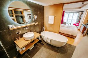 Koupelna v ubytování Hotel Eden Wellness