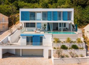 Luftaufnahme eines Hauses mit Swimmingpool in der Unterkunft Boutique Villa Nana in Čelina