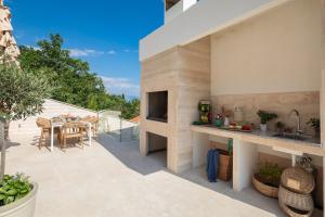 eine Außenküche und ein Essbereich eines Hauses in der Unterkunft Boutique Villa Nana in Čelina + 53 Fotos
