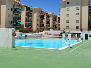 una piscina vuota di fronte ad alcuni condomini di Cristimar Roja Beach a Los Cristianos