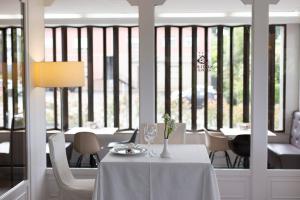 Un restaurante o sitio para comer en Hotel Santiago Apóstol