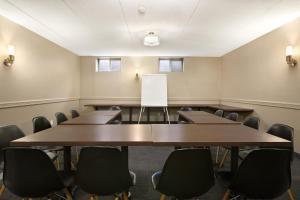 uma sala de conferências com mesas e cadeiras em Days Inn by Wyndham Stouffville em Stouffville