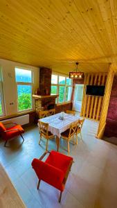 een grote woonkamer met een tafel en stoelen bij Emy's Villa in Batoemi