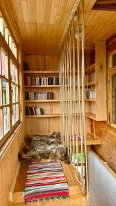 een kamer met een hangmat in een houten huis bij Emy's Villa in Batoemi