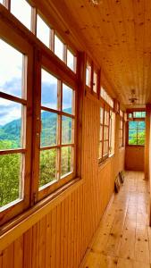 een lege kamer met ramen in een blokhut bij Emy's Villa in Batoemi