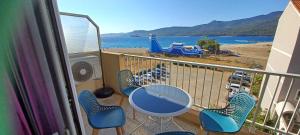 un balcon avec une table et des chaises et une vue sur l'océan dans l'établissement face à la mer, à Propriano