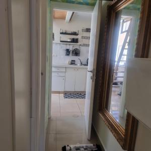 Kuchyň nebo kuchyňský kout v ubytování bugrashov 13 room