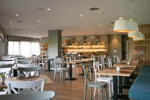 Un restaurante o sitio para comer en Hotel Santiago Apóstol