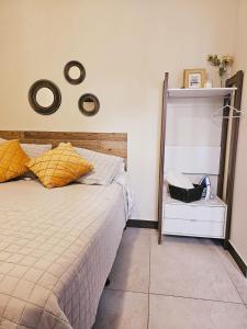 a bedroom with a bed and a mirror on the wall at Apartamento Compacto muy cerca del Irtra in Ajaxá