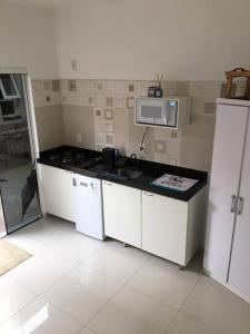 Dapur atau dapur kecil di Casa confortável em condomínio