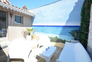 a mural of the ocean on a wall at La villa Mauricia in Lacanau-Océan