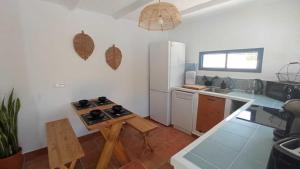 Η κουζίνα ή μικρή κουζίνα στο Casa el Almendro piscina privada