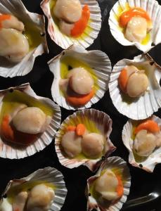 Gornja KovačicaにあるVila Sanのテーブルの上に包装された牡蠣の束