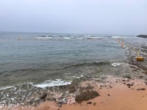 een strand met een lichaam van water met golven bij Front Beach - Bahia Golf Beach in Bouznika +4 foto's