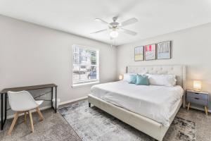 a bedroom with a bed and a desk and a window at Spacious 2BR King Suites w Pool, Gym, Laundry - Close to Downtown in Austin