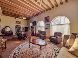Χώρος καθιστικού στο Casa Constitution 3BR House downtown big pool & hot tub