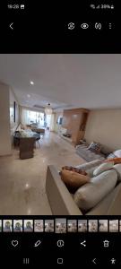 een woonkamer met banken en een woonkamer met een bank bij Front Beach - Bahia Golf Beach in Bouznika