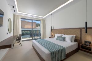 Ένα ή περισσότερα κρεβάτια σε δωμάτιο στο Oceanis Park Hotel