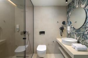 Ένα μπάνιο στο Oceanis Park Hotel