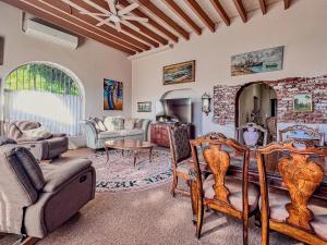 Χώρος καθιστικού στο Casa Constitution 3BR House downtown big pool & hot tub