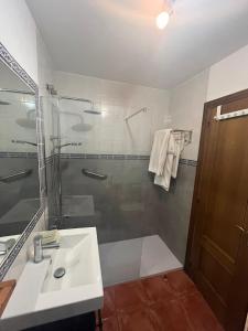 un baño con ducha y lavabo en Mágnifico ático a escasos 100 metros de la playa!, en Torre del Mar