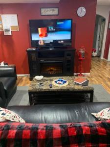 A television and/or entertainment centre at Cozy Lodge Suite