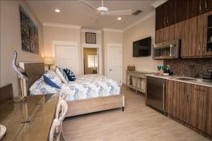 Nhà bếp/bếp nhỏ tại The Rod and Reel Resort Suite 2