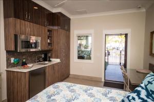 Giường trong phòng chung tại The Rod and Reel Resort Suite 2 +14 ảnh