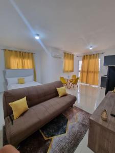 サントドミンゴにあるCondominio Santo Domingoのソファとベッドのあるリビングルーム