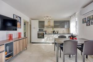 Gallery image of Apartment A&E with Sea View in Vabriga