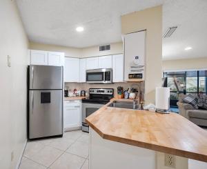 Nhà bếp/bếp nhỏ tại 3608 Orlando Vacational 1st floor