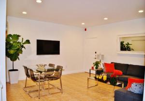 un salon avec un canapé et une table dans l'établissement Tranquil 2 bed 1 bath at Beach, Glimpse of the Ocean, à Miami Beach