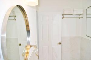 une salle de bain avec douche et miroir dans l'établissement Tranquil 2 bed 1 bath at Beach, Glimpse of the Ocean, à Miami Beach 29 autres photos