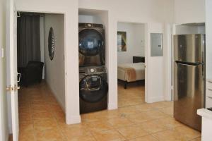 - une cuisine avec lave-linge et sèche-linge dans la chambre dans l'établissement Tranquil 2 bed 1 bath at Beach, Glimpse of the Ocean, à Miami Beach
