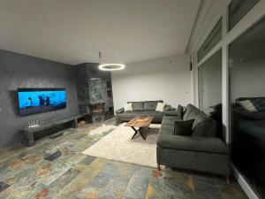 TV a/nebo společenská místnost v ubytování Cupcake Apartments