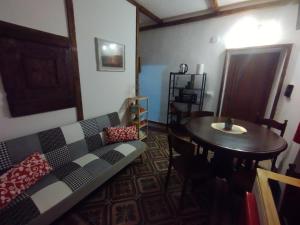 ein Wohnzimmer mit Sofa und Tisch in der Unterkunft Casa Luisa in Aggius