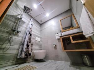 Uma casa de banho em Appart-Hotêl Résidence TITANIC