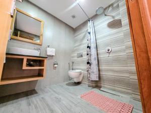 Uma casa de banho em Appart-Hotêl Résidence TITANIC