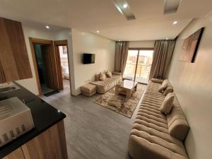 uma grande sala de estar com um sofá e uma TV em Appart-Hotêl Résidence TITANIC em Tiznit