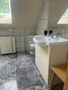 a bathroom with a sink and a toilet at Einzelzimmer Deluxe in Münchenbernsdorf