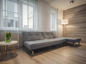 ein Wohnzimmer mit einem Sofa und einem Tisch in der Unterkunft Ataner Apartamenty in Koszalin
